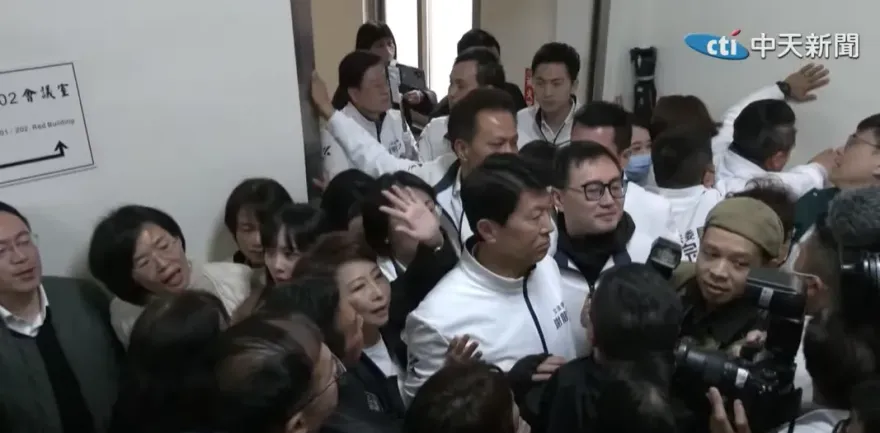 影/選罷法大戰僵持2小時！藍委游顥「1擋4」最強人牆
