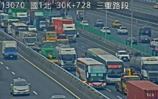 國1北向三重段「2大1小車撞一團」　回堵5公里