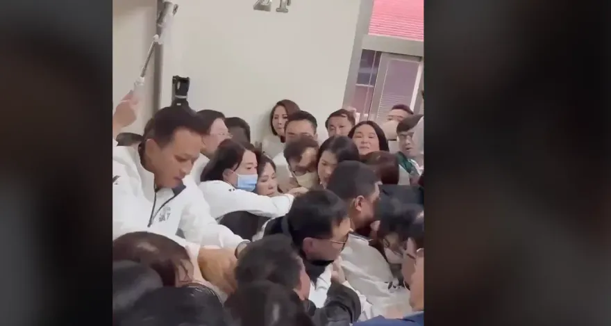 選罷法排審爆全武行　許智傑頭部挫傷　控邱鎮軍壓頭4次
