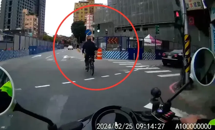 影/呼巴掌襲警！單車男闖紅燈拒檢　妨害公務獲判拘役