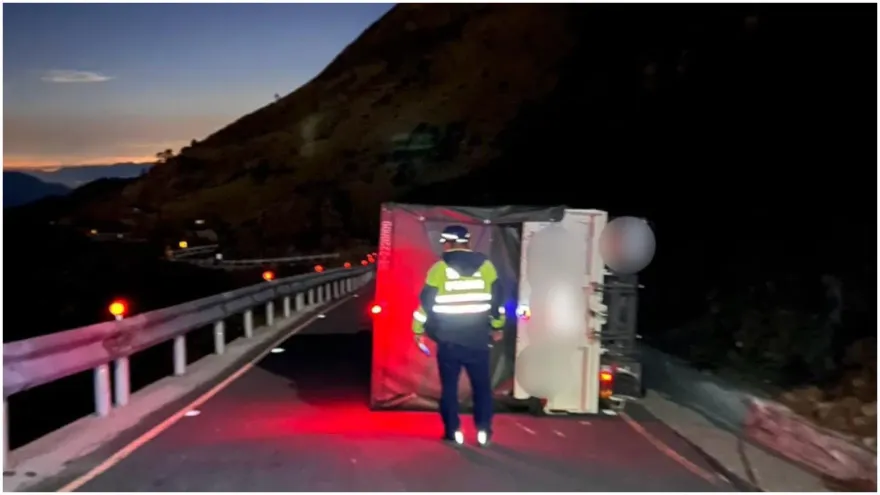 台14甲昆陽段貨車疑打滑翻覆　警頂0度低溫寒夜疏導交通