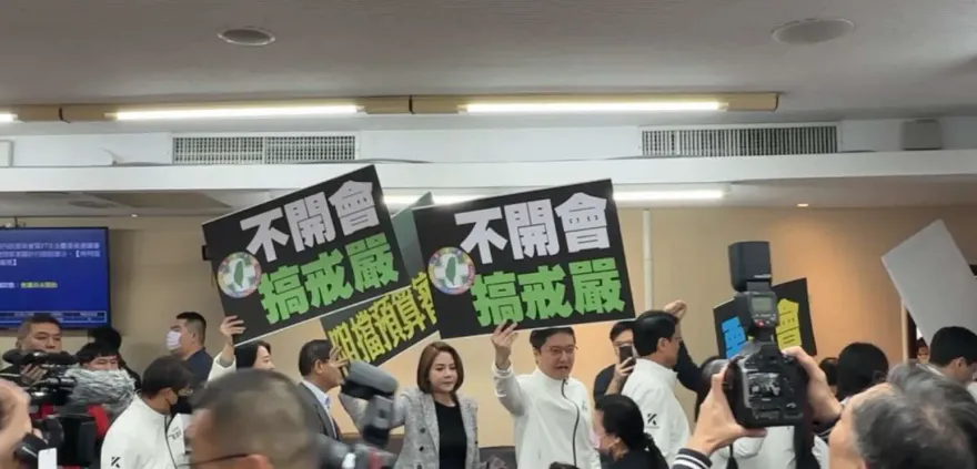 影/徐欣瑩進會場　朝野爆口角！藍嗆「不開會搞戒嚴」