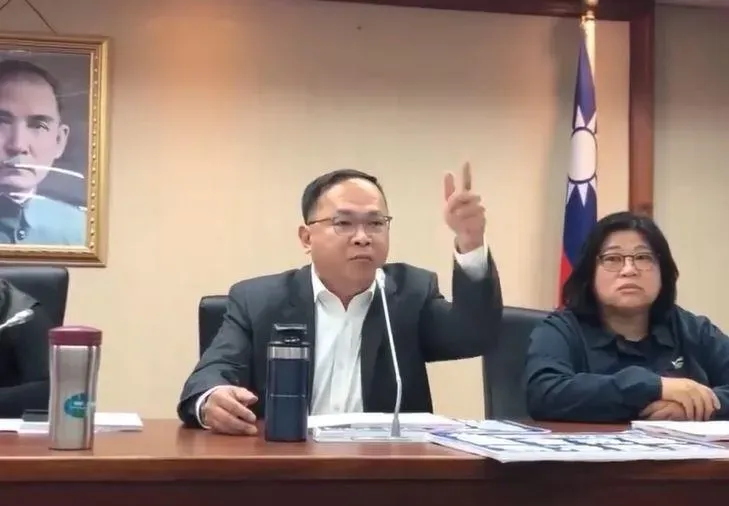 王義川稱沒水喝還被消音　黃揚明：巨嬰立委證明自己太菜