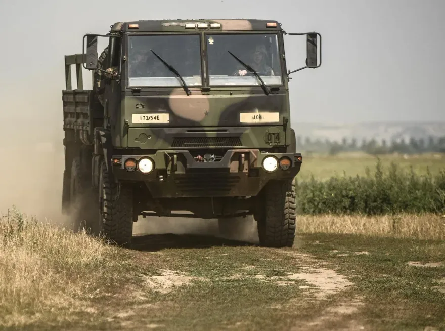 韓空軍基地驚傳死亡車禍！軍卡猛撞行道樹　士兵遭甩落1死1重傷