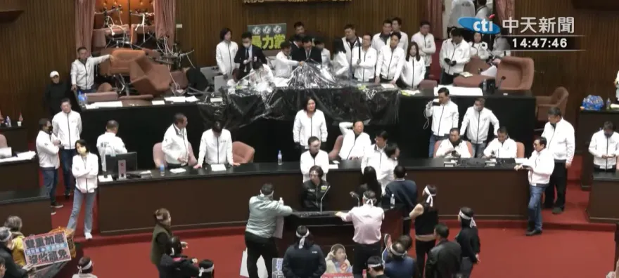 去年底國會大亂鬥！徐巧芯、陳玉珍收到傳票　綠委告傷害