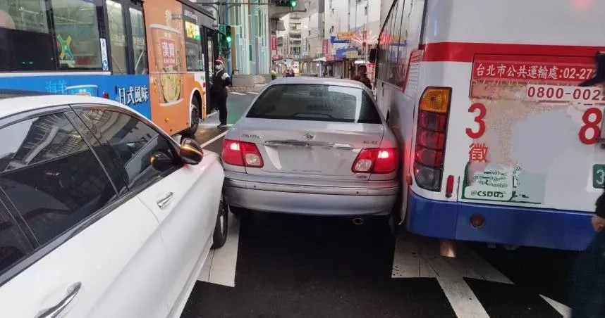 內湖3車連撞車禍！三線車道一度全被占　後方車流回堵塞爆