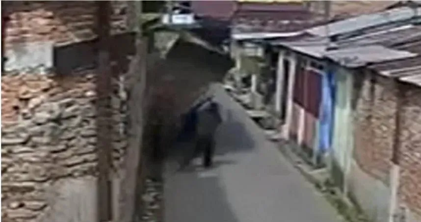 印尼石牆突倒塌母子遭活埋！母目睹2子被砸死哭斷腸