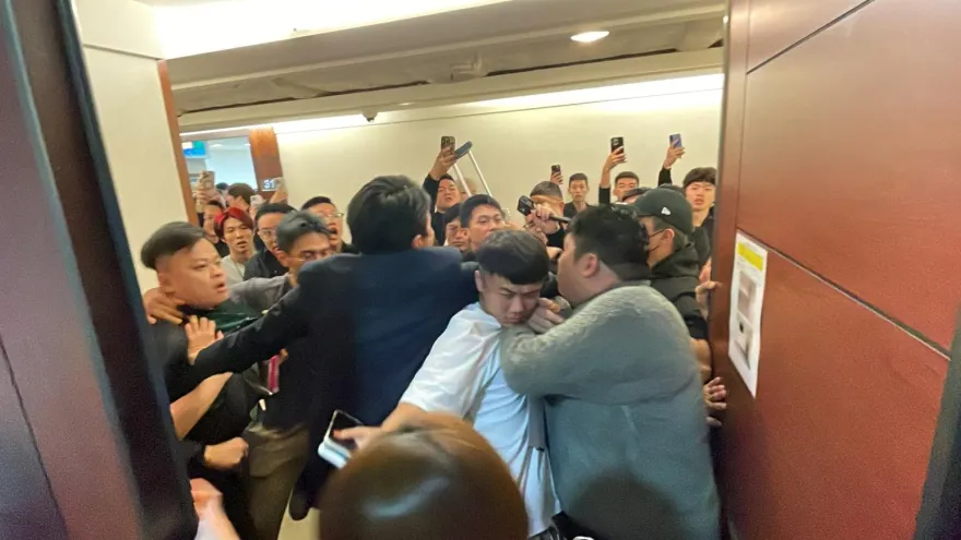 直擊/《拳上》後台起衝突！蹦闆贏了統神控黑衣人「毆頭」　003緊急報警