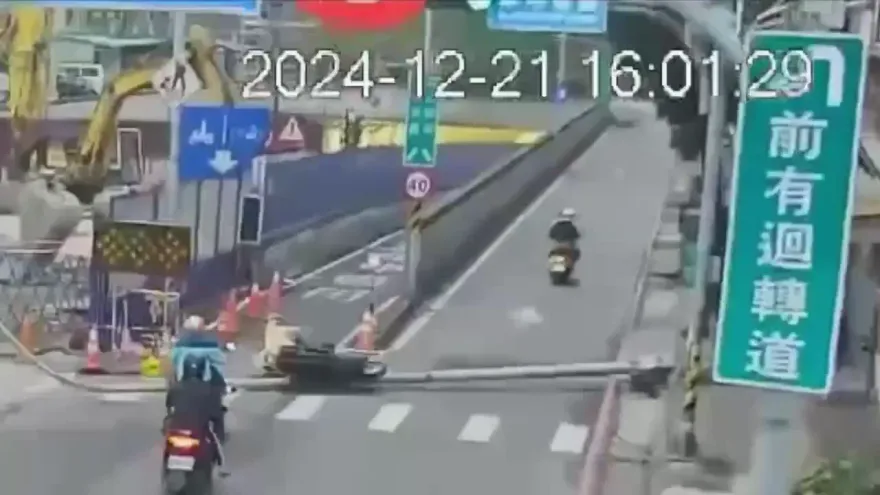 影/冬至奇蹟！樹林機車嬤遭「倒塌燈桿劈到」竟無大礙