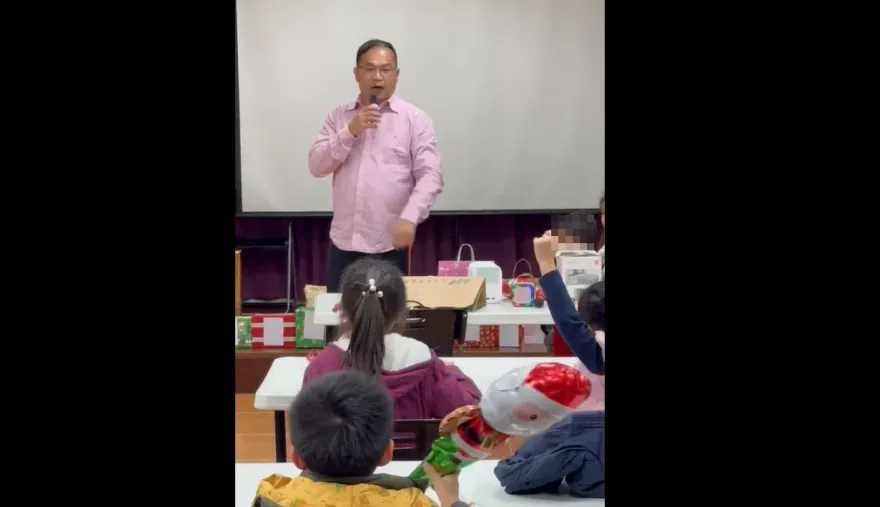 王義川對幼童宣講「藍白惡修3法」！影片曝…連綠粉都震怒開罵太瞎了