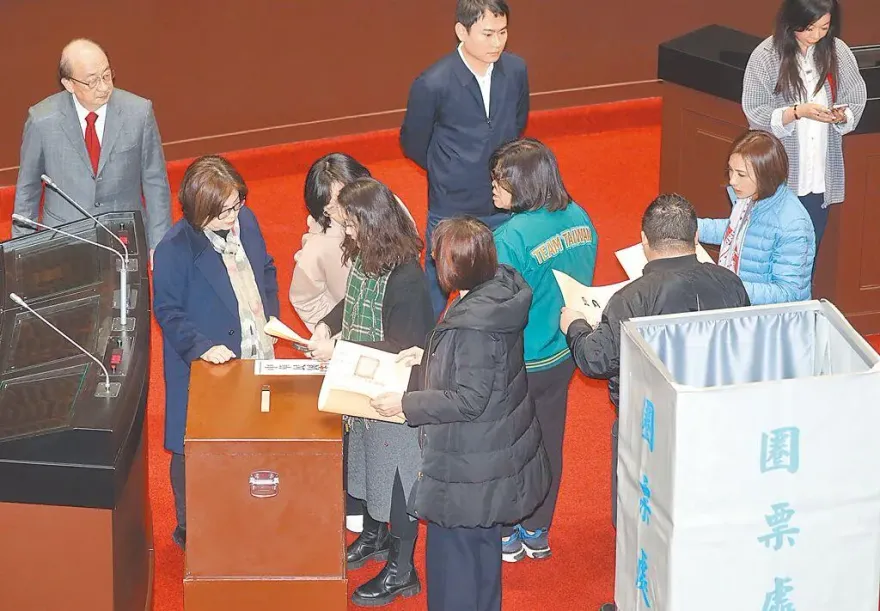 7綠委選前大喊「通過大法官是義務」 侯漢廷狠酸：現成為豬頭