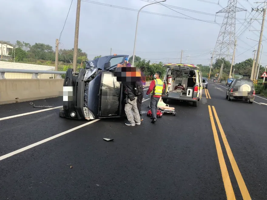 嘉義離奇案！小貨車車軸突斷裂釀翻覆　車體慘分解
