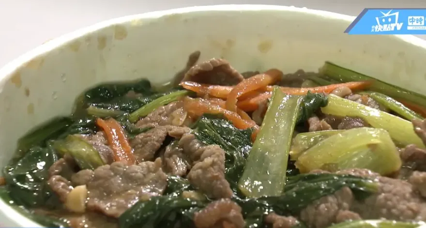 崩潰！高雄羊肉燴飯被爆「吃到壁虎」　他一咬爆頭狂漱口