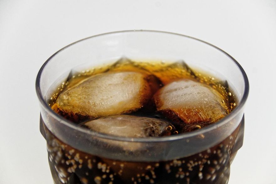 代糖飲料比含糖飲料更易引發脂肪肝！研究：風險增60%