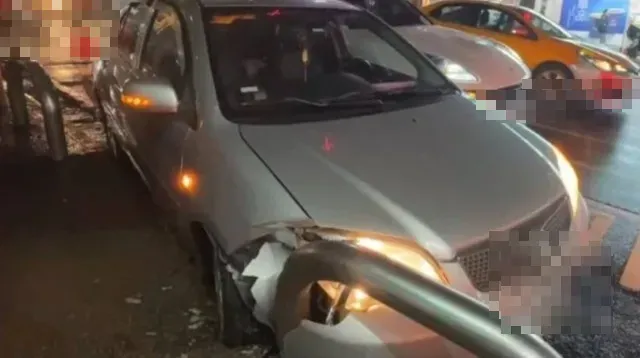 嚇壞10多人！基隆汽車失控撞公車亭　防撞桿旁1民眾擦傷