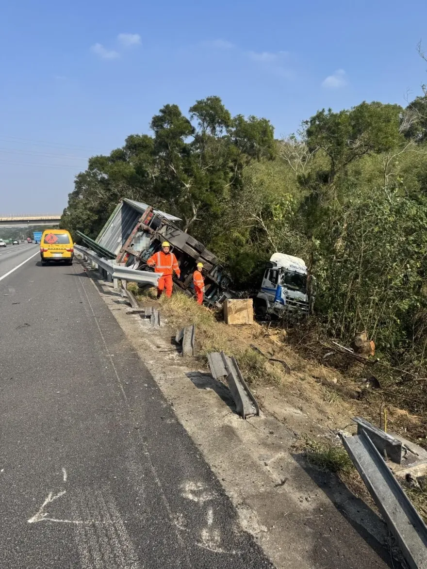 影/砂石車駕駛分心！國3通霄段追撞貨櫃車　翻落邊坡1傷