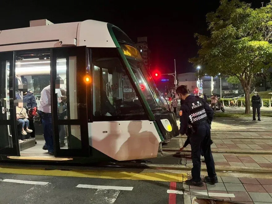 高雄輕軌魔咒！36歲駕駛違規左轉撞車　害列車停駛10分鐘