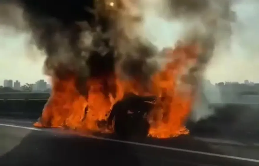 影/火焰地獄畫面直擊！台74「豪車燒成殘骸」4人險成焦屍