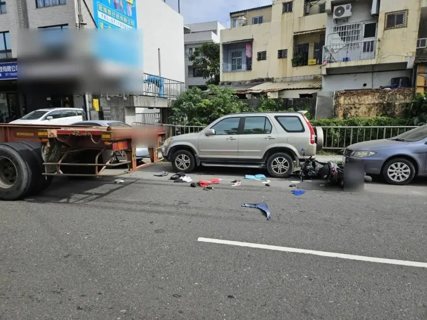 影/追撞聯結車遭彈飛！高雄23歲男騎士「甩進2車縫」輕傷送醫