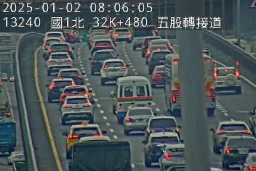 上班請小心！五楊高架南北向都有追撞釀回堵