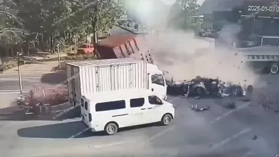 影/瞬間解體！廣東轎車闖紅燈猛撞貨櫃車　駕駛當場慘死