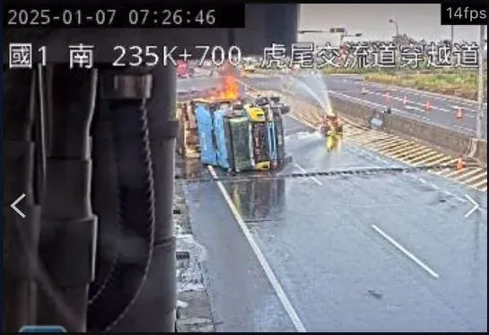 載3000顆鋰電池貨車翻覆！倒路邊整晚突燒起來　現在火仍未滅