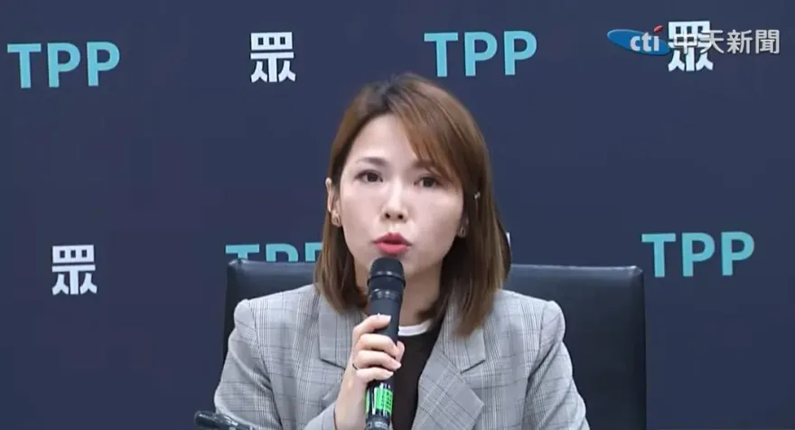 吳思瑤嗆周萬來「寫的書可丟焚化爐」　陳智菡：焚書坑儒？