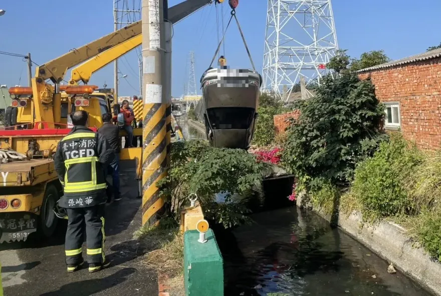 台中轎車墜水溝「四輪朝天」　男困車內慘死