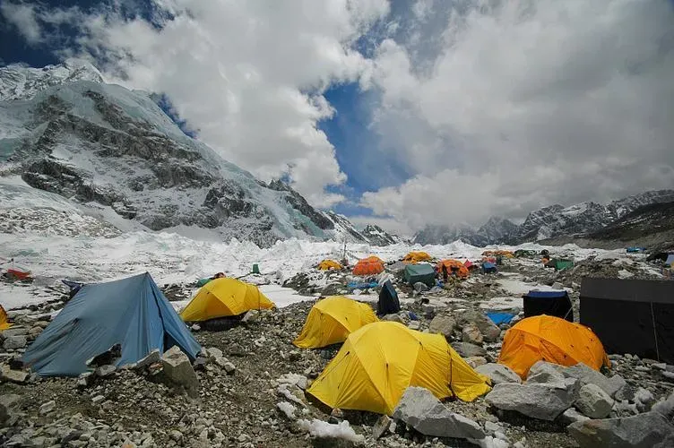 西藏強震撼動聖母峰！德登山家目睹「冰川炸裂」如雪崩