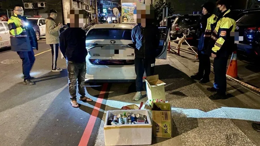 影/糗！雜貨店老闆欠債巧遇債主　7煞搬貨抵債卻因違停遭逮