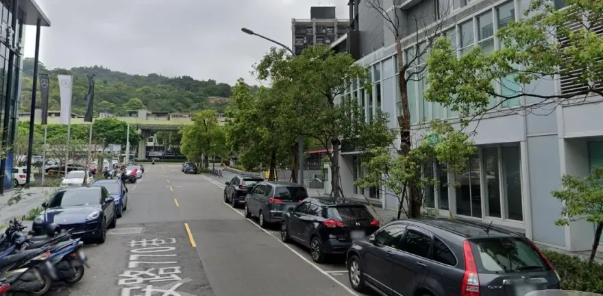 車頭超出車格涵蓋到紅線！　他停車慘收「繳費單+罰單」