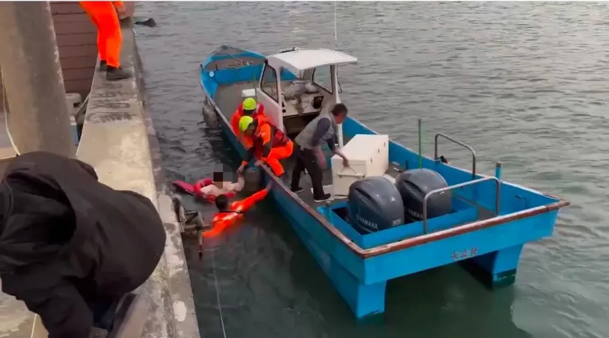 影/險失溫奪命！遊客彌陀漁港落海　海巡驚險救援直擊