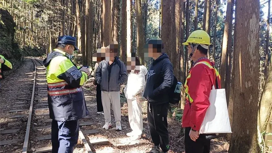又有人闖阿里山林鐵自拍！5遊客當場被抓　每人最高罰5萬