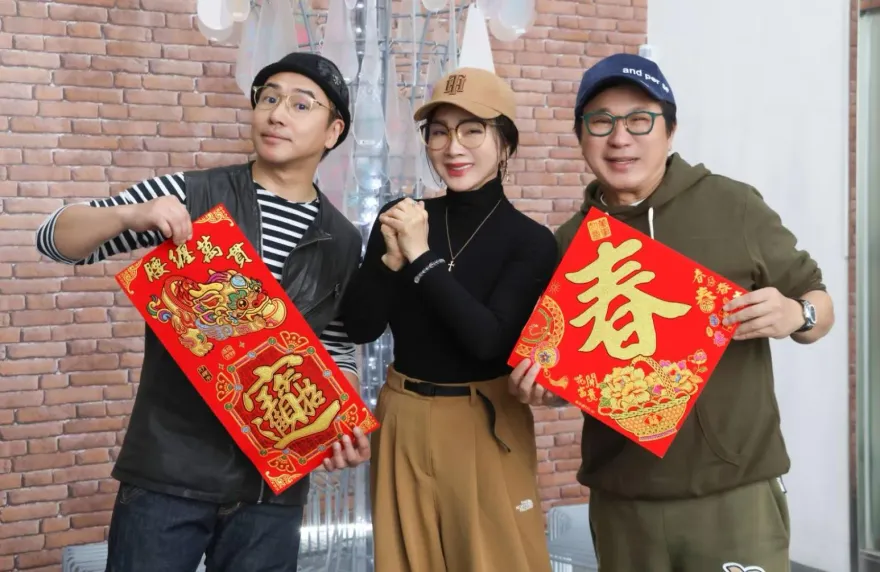 胡瓜、陳美鳳豪發100個紅包！她趕攤團聚「養兄、原生2家庭」