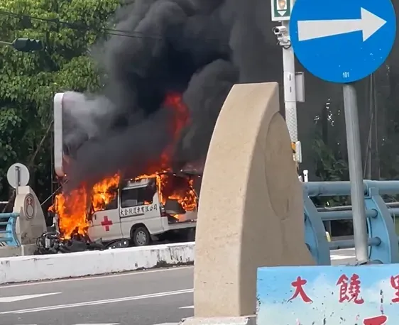 影/員林車禍「救護車陷火海」畫面曝　目擊者：聽到爆炸聲