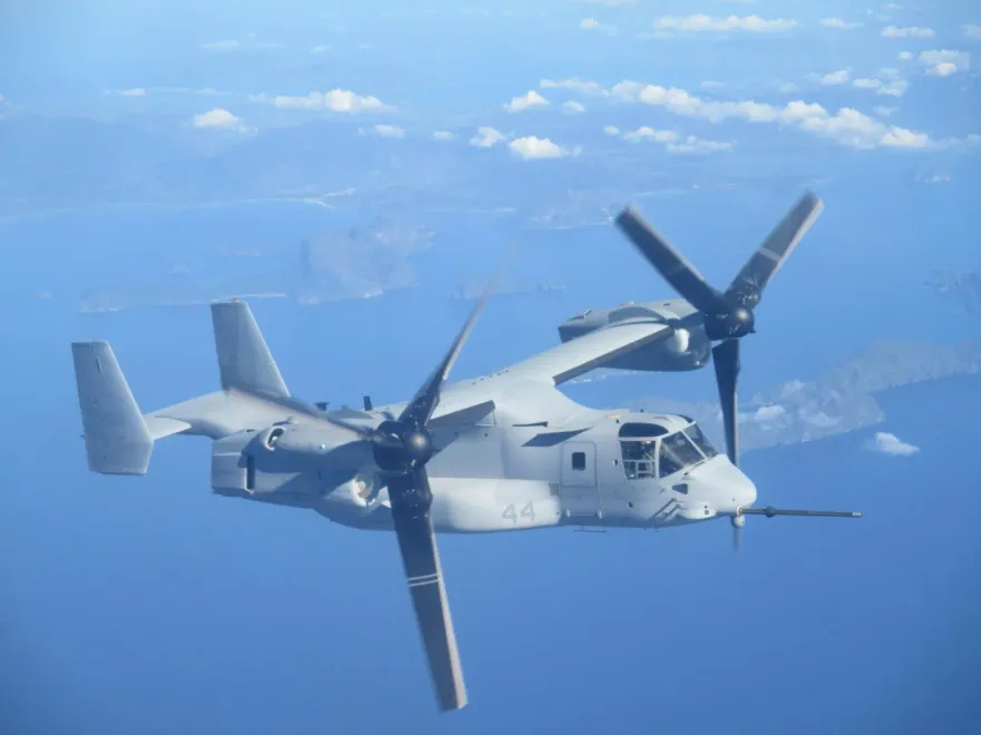 曾飛一半掉窗戶！沖繩美軍又出包　魚鷹機「逾400kg貨物」誤墜海
