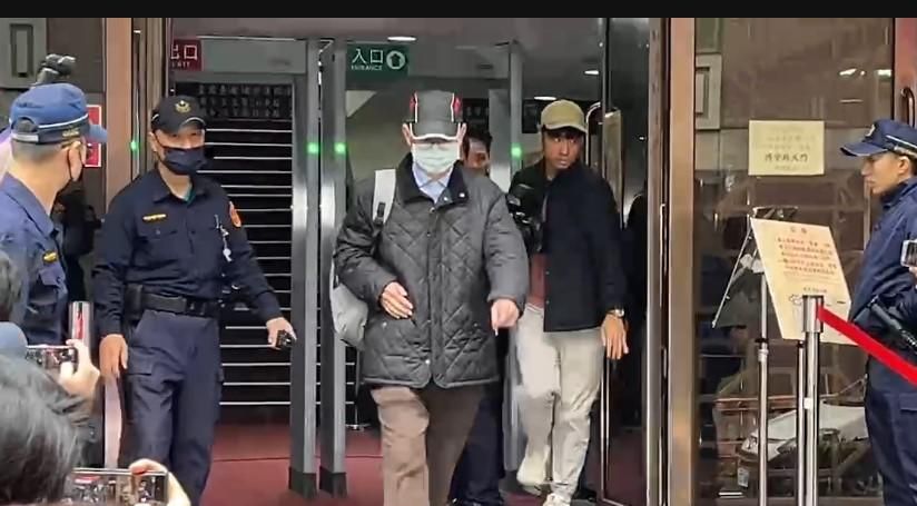 彭振聲太太驚傳輕生　彭振聲庭外崩潰哭喊：我不想活了