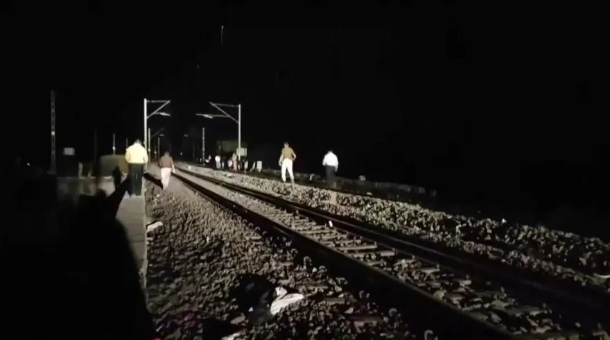 誤認火災亂拉緊急煞車！印乘客跳火車逃生　12人遭對向車撞死