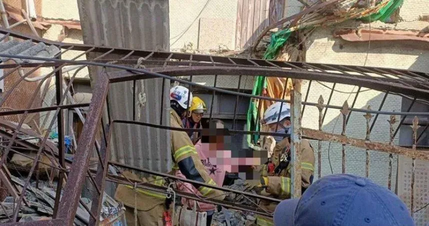 台南餘震不斷！喜樹路驚傳民宅「鐵棚倒牆」　女屋主受困