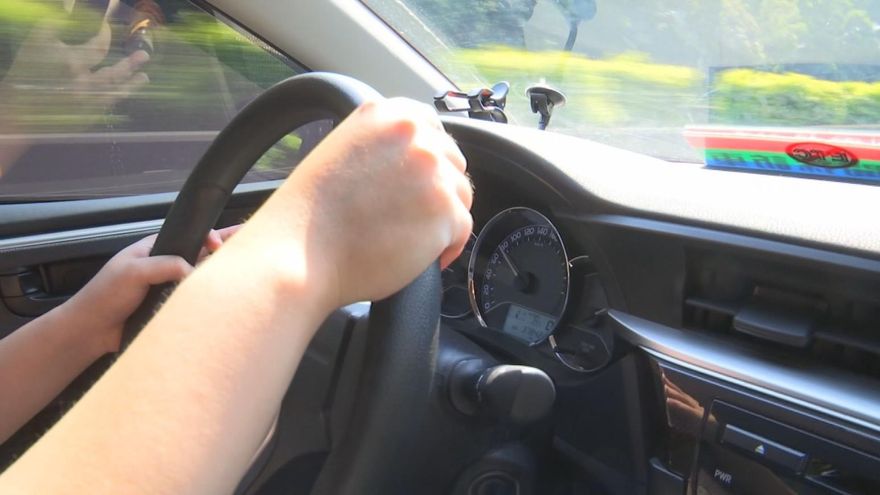 開車轉彎前一秒才打燈釀車禍　駕駛遭罰3600元