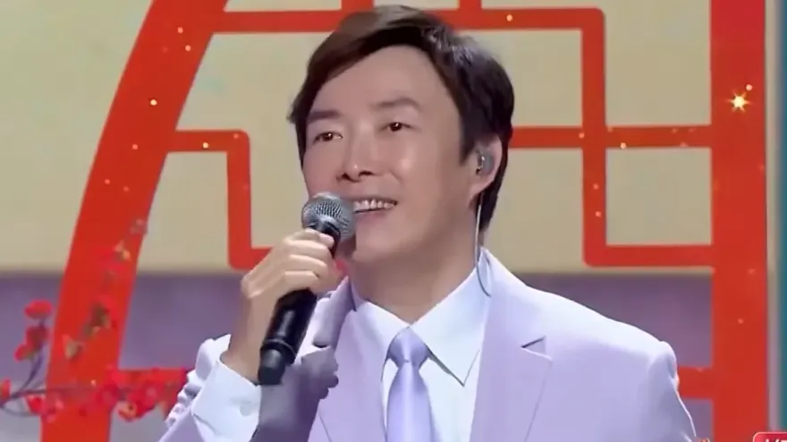 引退5年！費玉清昔春晚獻唱〈一剪梅〉　比招牌手勢掀回憶殺