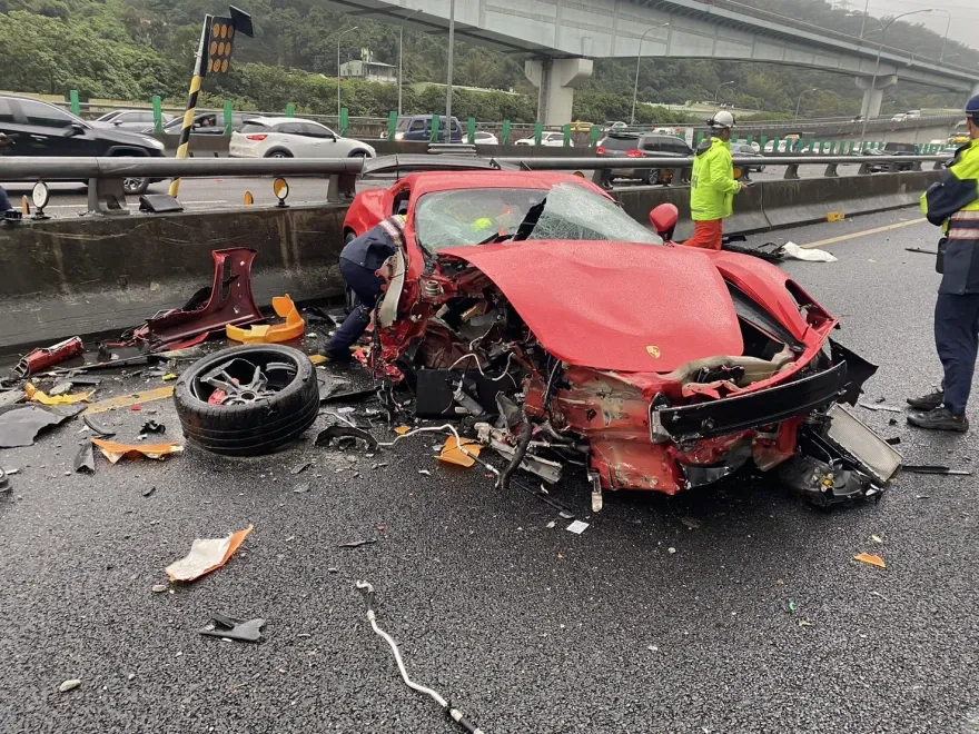 影/國1泰山轉接道保時捷撞橋墩　1人拋飛1人摔到見骨