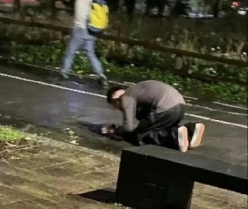 汪小菲「雨中跪地哀悼」！網友噴和「瓜爾佳氏」一模一樣