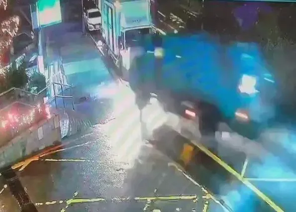 影/基隆嚴重車禍！垃圾車衝撞店家大門、驚悚瞬間直擊