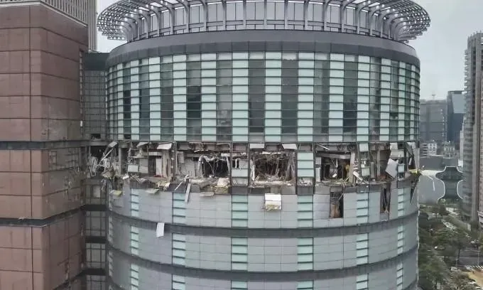 新光三越氣爆「外牆炸出洞」　建築設計師解析事故原因