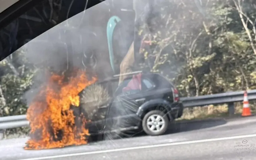 假日驚魂！國1南下林口段驚爆火燒車淪廢鐵　5人險逃生