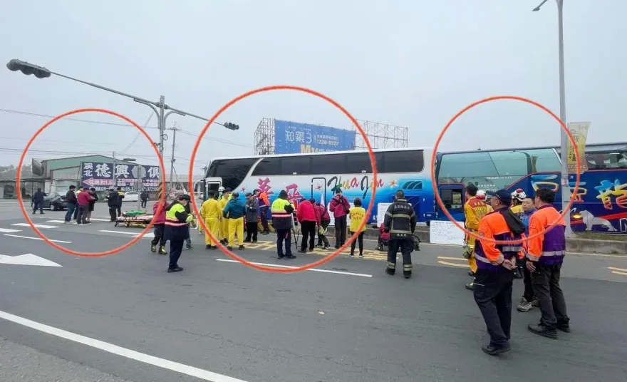 影/ 嘉義媽祖大道「2遊覽車追尾轎車」24傷　疑煞車不及