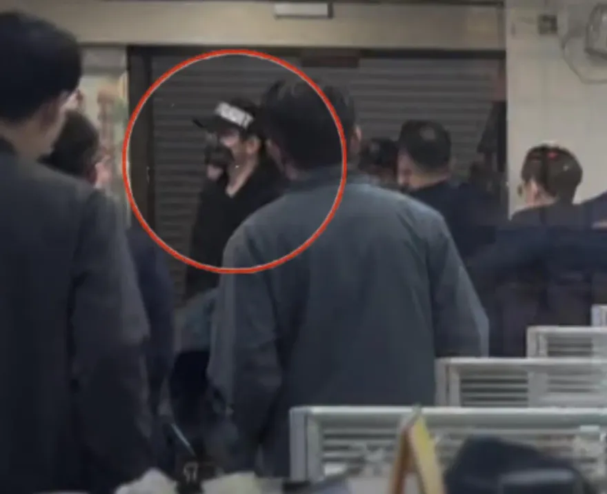 影/新北檢現場直擊！王大陸涉嫌逃兵戴鴨舌帽現身地檢署