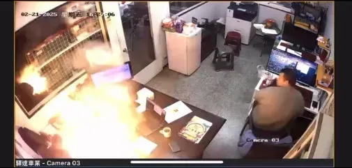磁吸行動電源爆炸！長髮妹遭噴飛半臉毀容　驚悚畫面曝