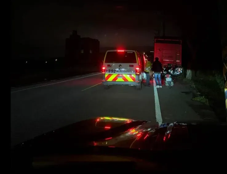 影/搶救瞬間！疑天色昏暗猛撞曳引車　大園男卡貨櫃爆血亡